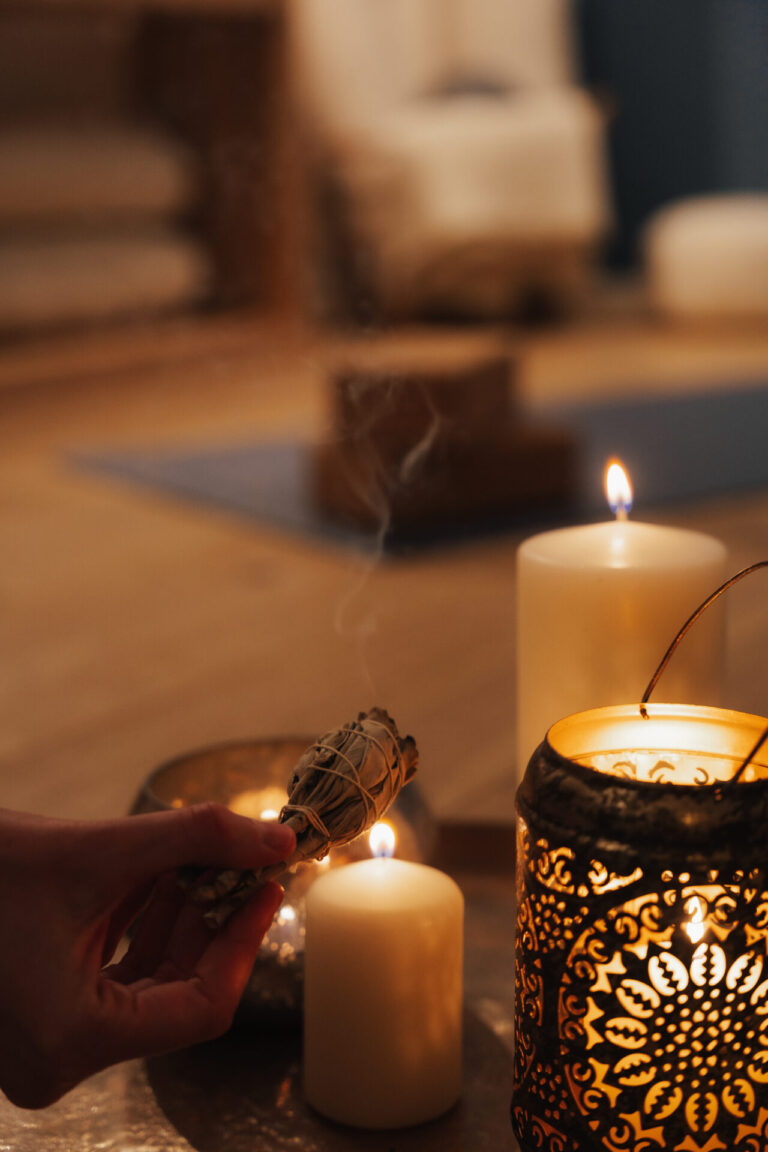 Räucherstäbchen mit Kerzen