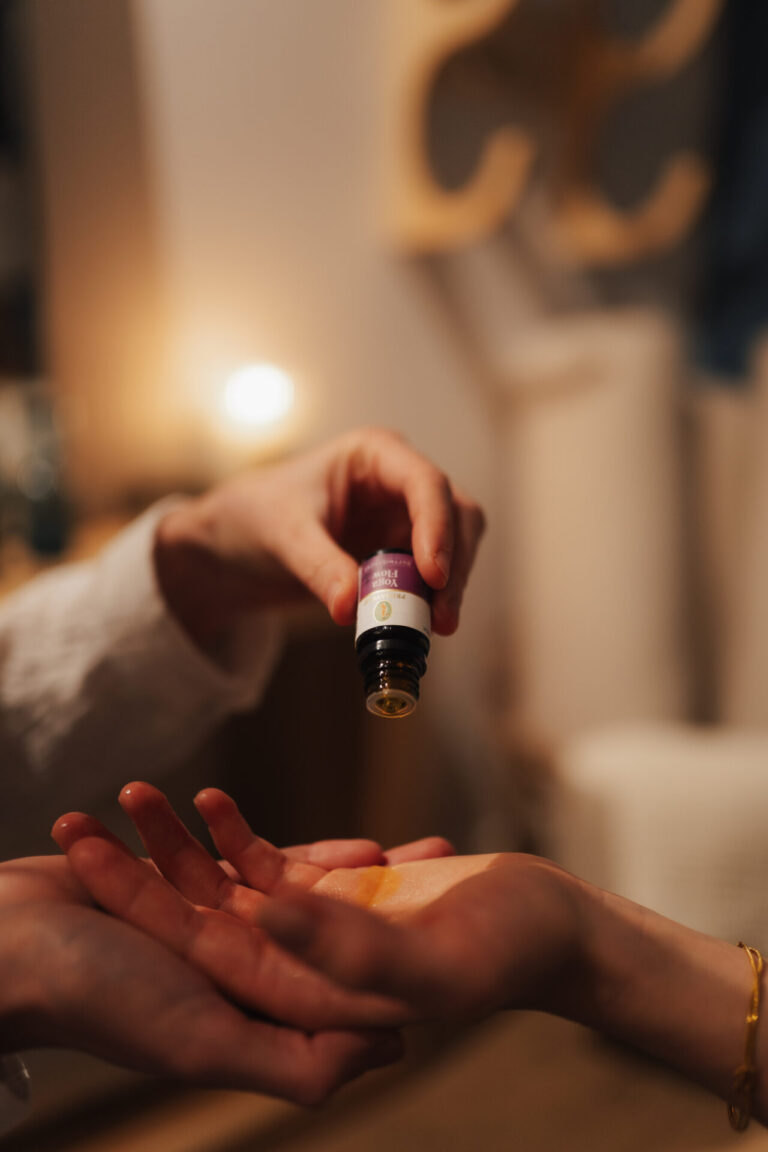 Hände und Anwendung mit ätherischem Öl